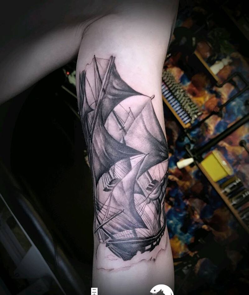 扬帆起航纹身图片_臀部手臂欧美写实生动帆船成品纹身图案