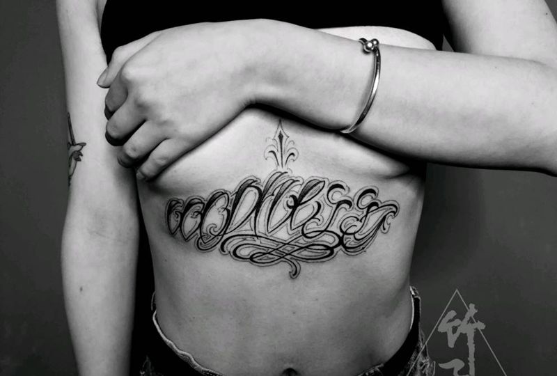 花体纹身图片_胸部欧美字符原创成品纹身图案