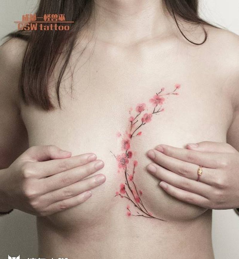胸前梅花纹身图片_胸部水墨纹身图案