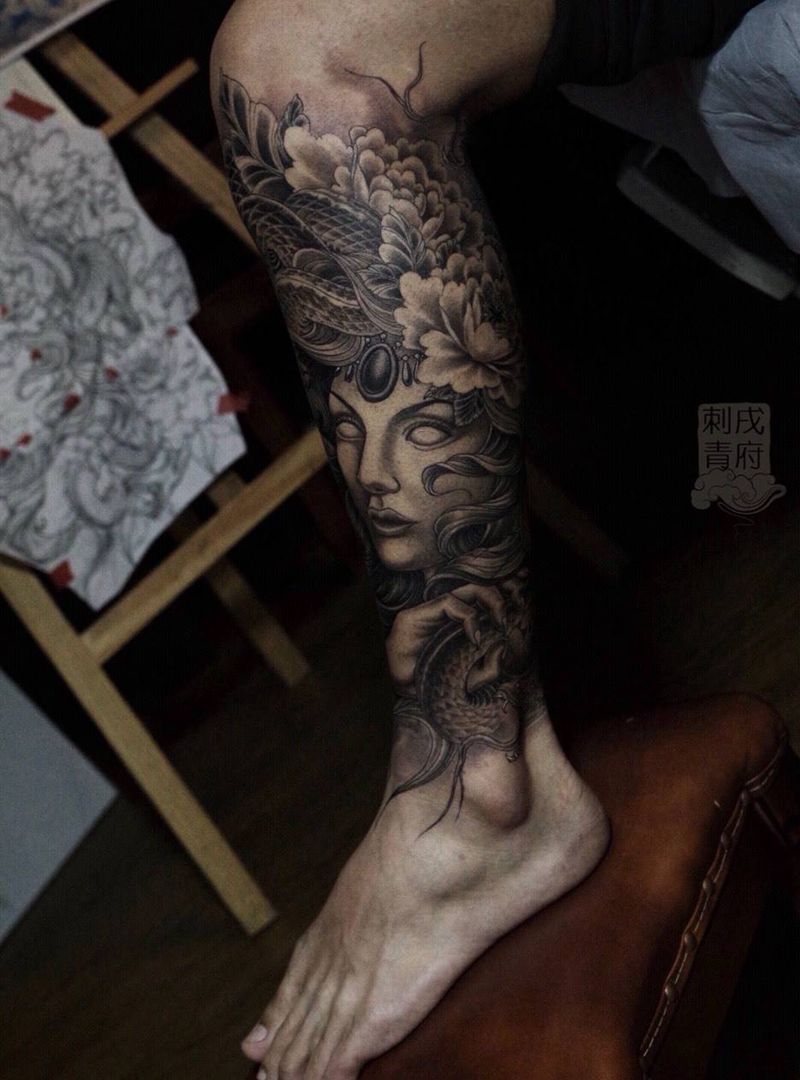 美杜莎纹身图片_腿部脚部新传统美杜莎纹身图案