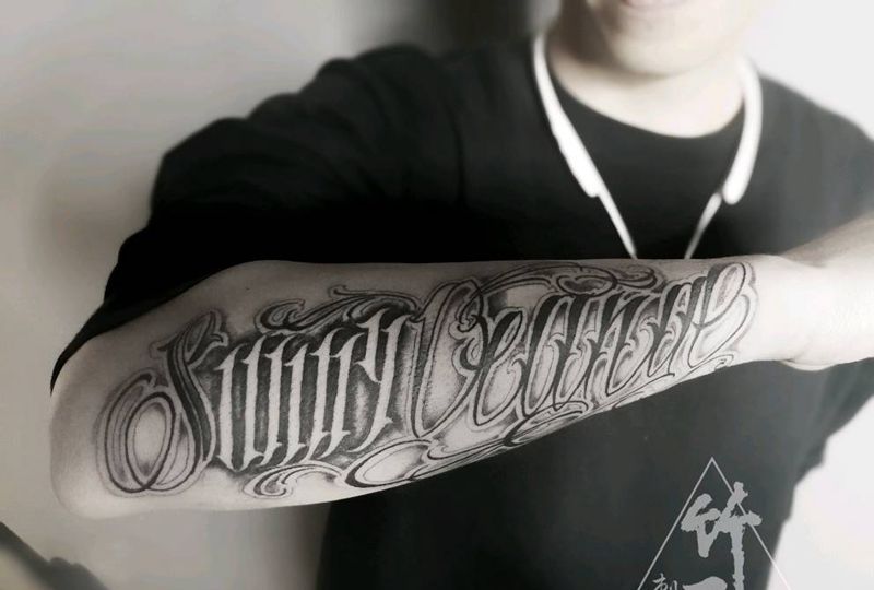 花体手臂侧面纹身图片_手臂手部欧美字符原创成品纹身图案