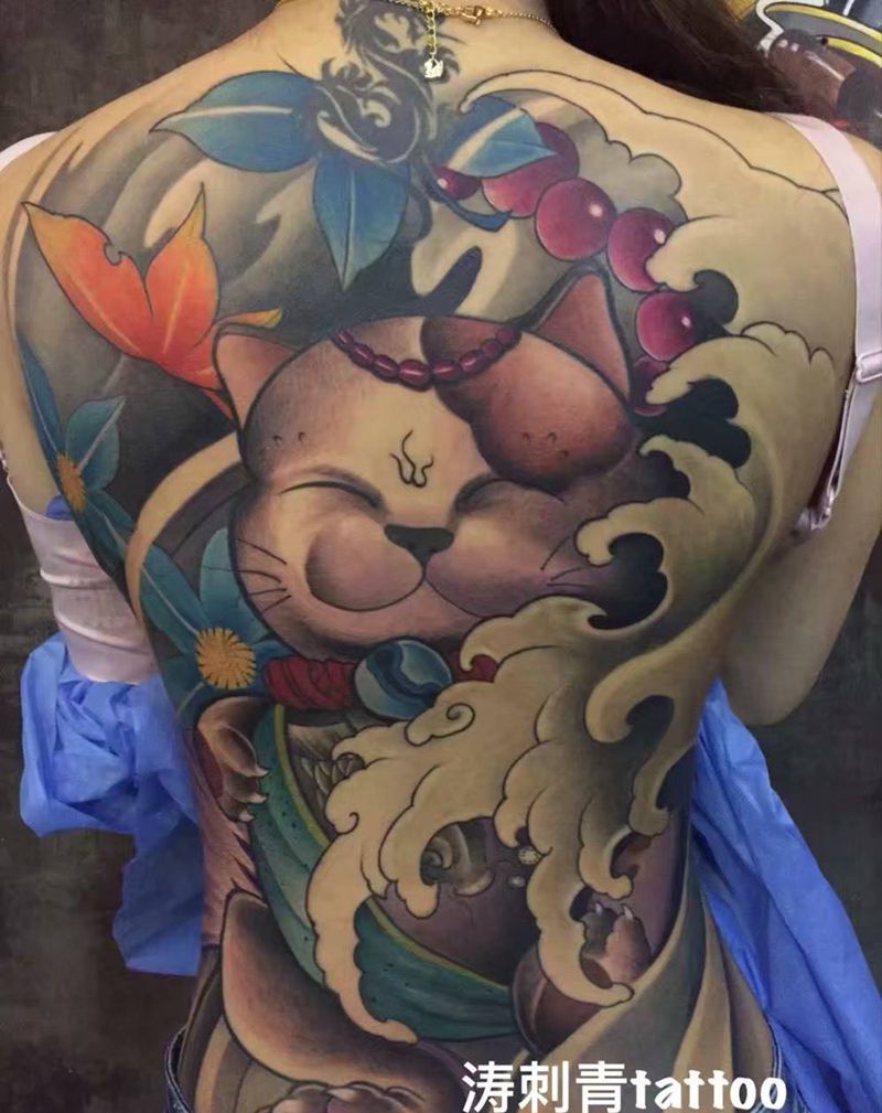 招财猫纹身图片_背部新传统纹身图案