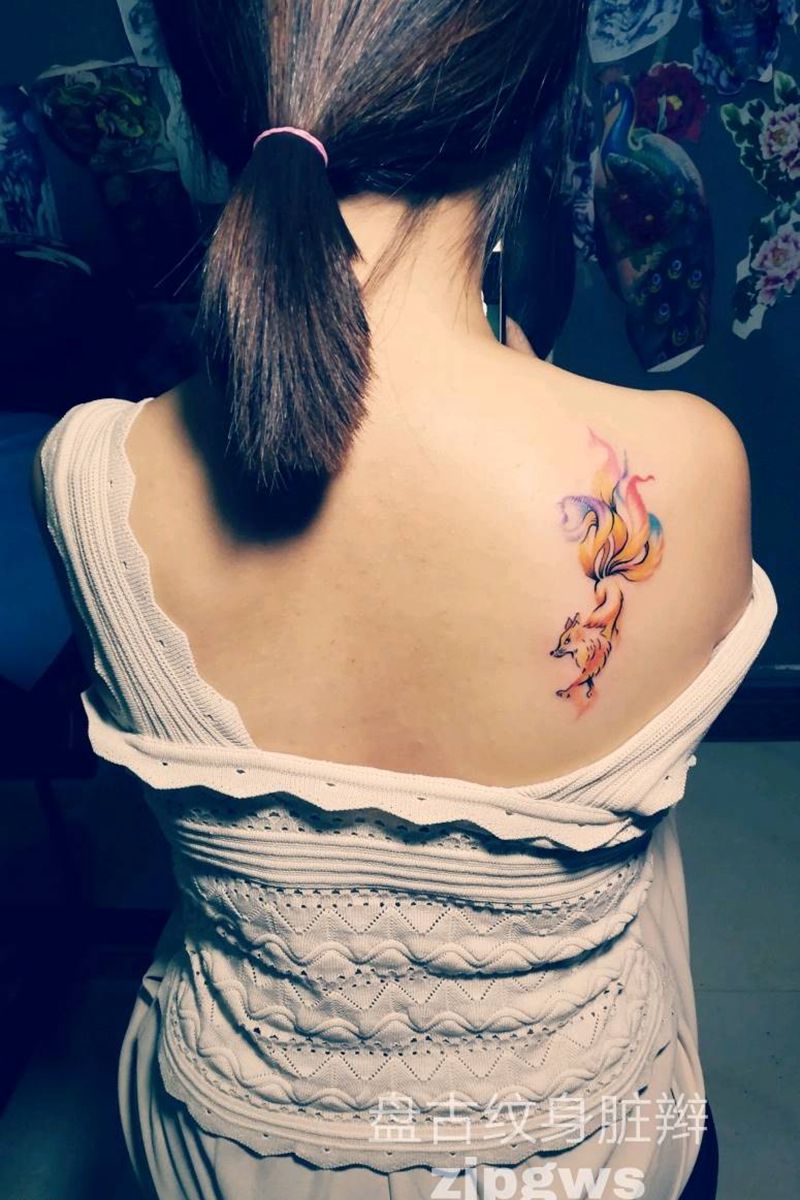 九尾狐纹身图片_肩部清新天台盘古盘古脏辫成品纹身图案