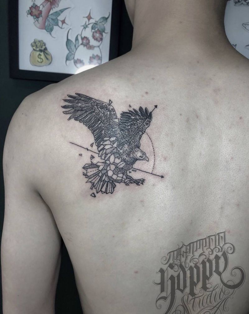鹰纹身图片_背部点刺几何纹身图案
