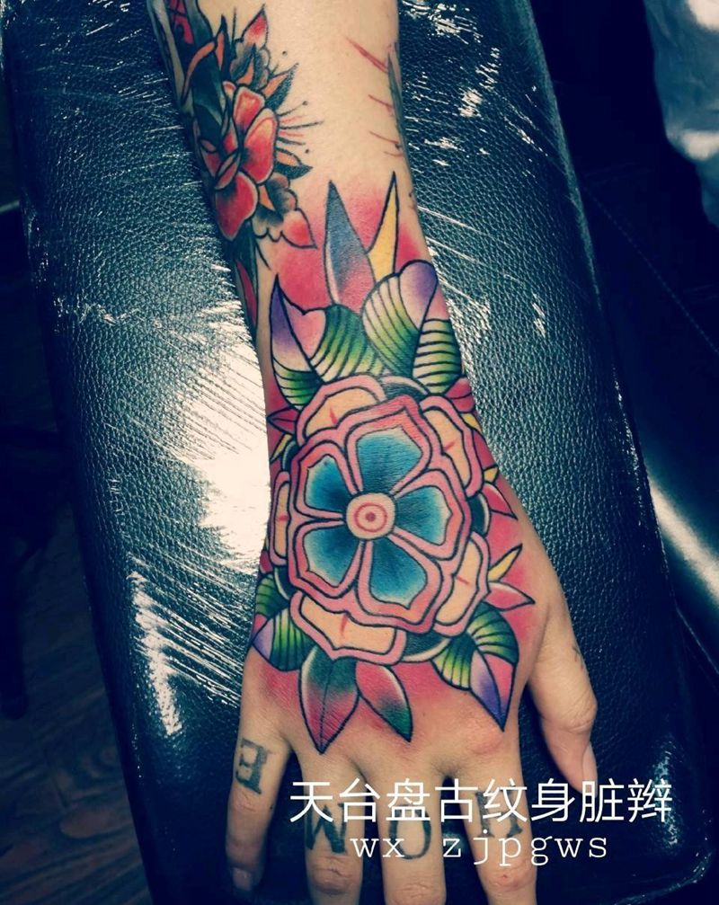 花纹身图片_手臂手部欧美传统清新天台盘古盘古脏辫唇钉成品纹身图案