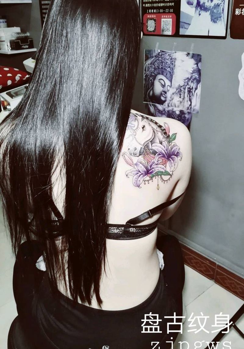 独角兽纹身图片_肩部背部欧美传统天台盘古盘古脏辫唇钉成品纹身图案