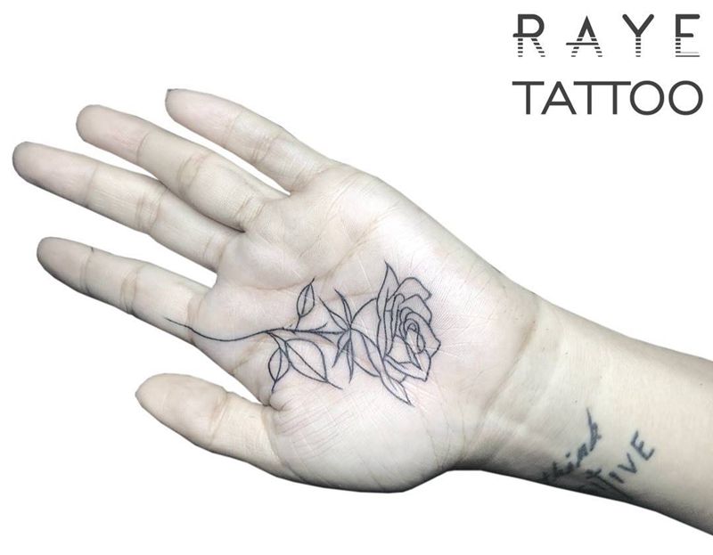 手心的玫瑰纹身图片_成品手部欧美清新植物线条纹身图案
