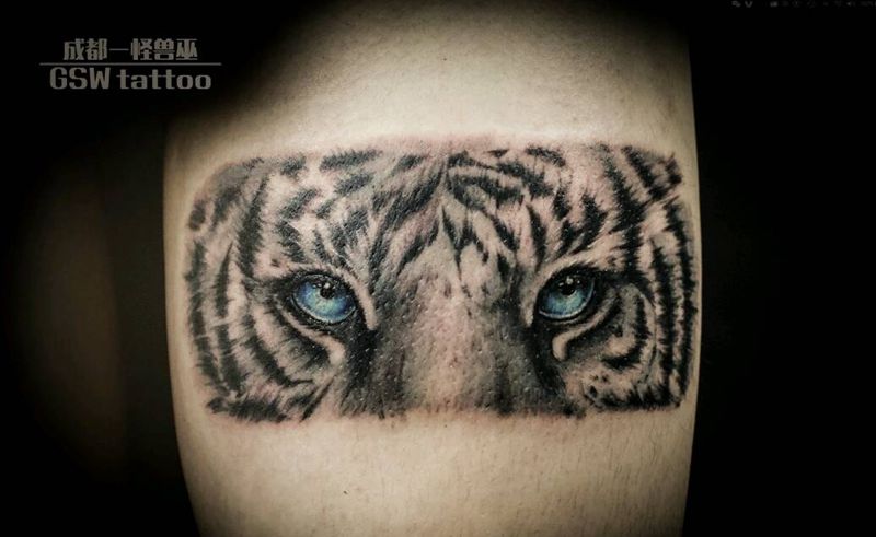 虎瞳纹身图片_腿部写实动物成品纹身图案