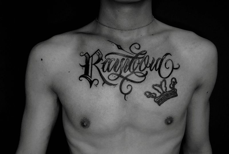 花体字纹身图片_胸部肩部花体字纹身图案