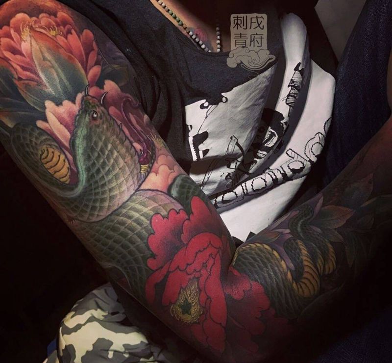 80%蛇花臂  牡丹纹身图片