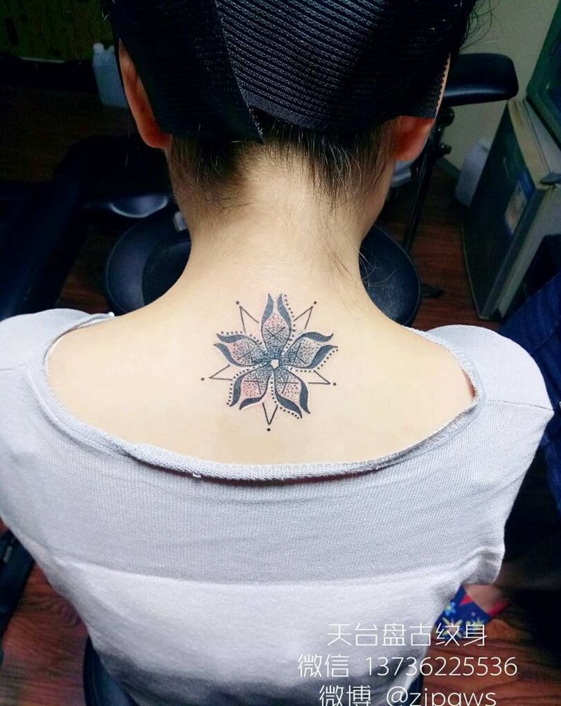 颈部小纹身纹身图片_颈部传统动物天台盘古成品纹身图案