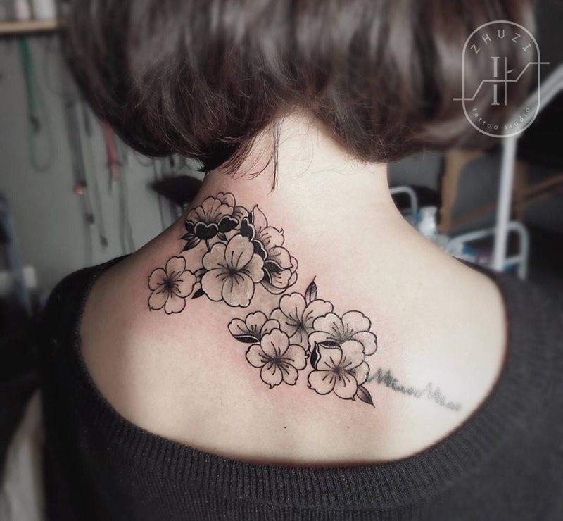 梅花纹身图片_背部欧美写实图腾花梅花纹身图案