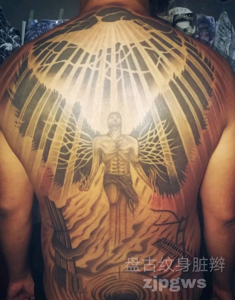 满背纹身图片_背部欧美鬼神天台盘古盘古脏辫纹身图案