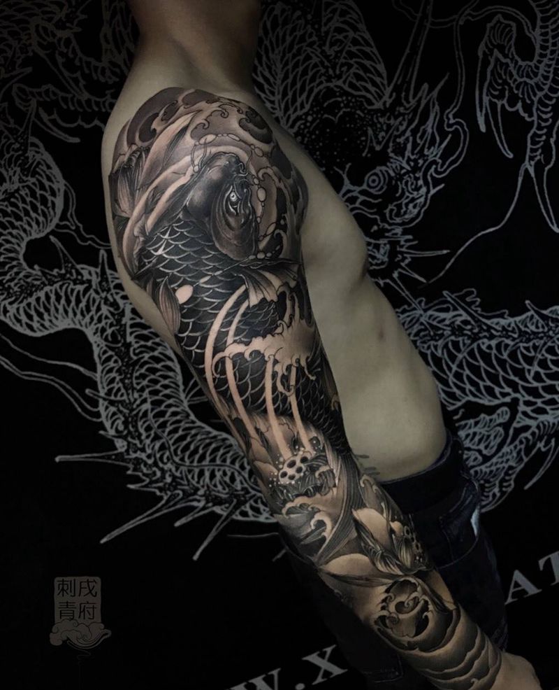 招财大鲤鱼纹身图片_手臂手部新传统鲤鱼纹身图案