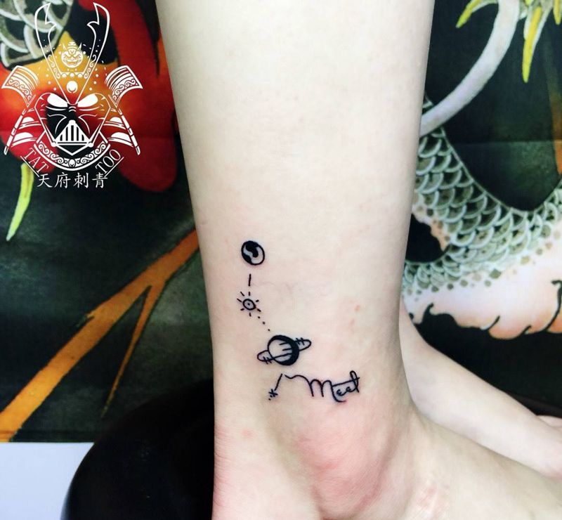 宇宙纹身图片_成品脚部清新几何纹身图案