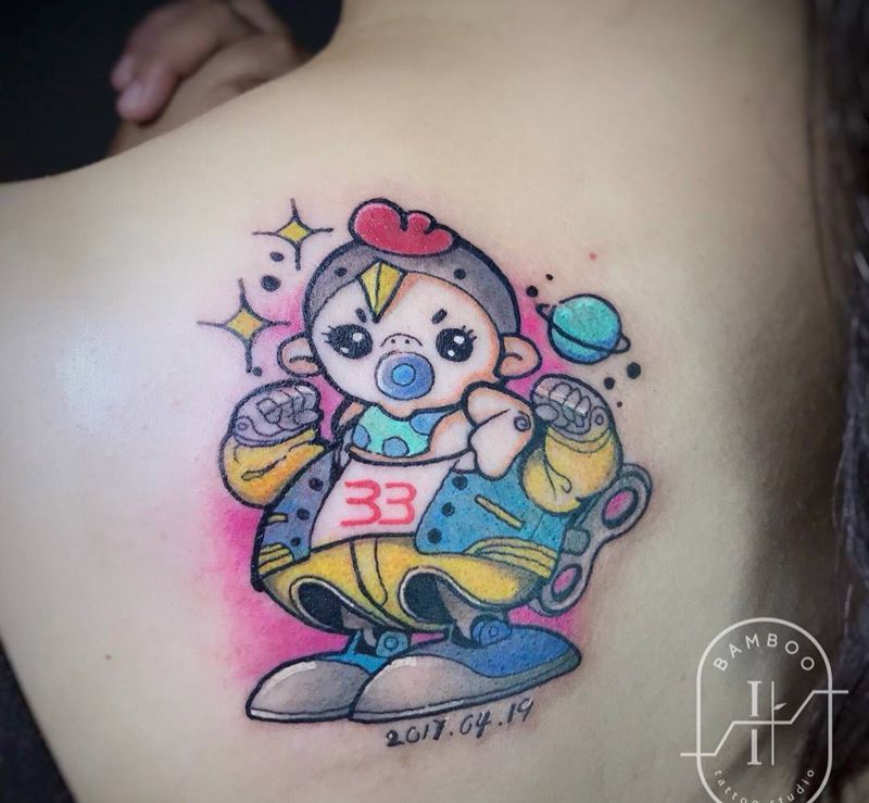 太空娃娃纹身图片_背部New School卡通纹身图案