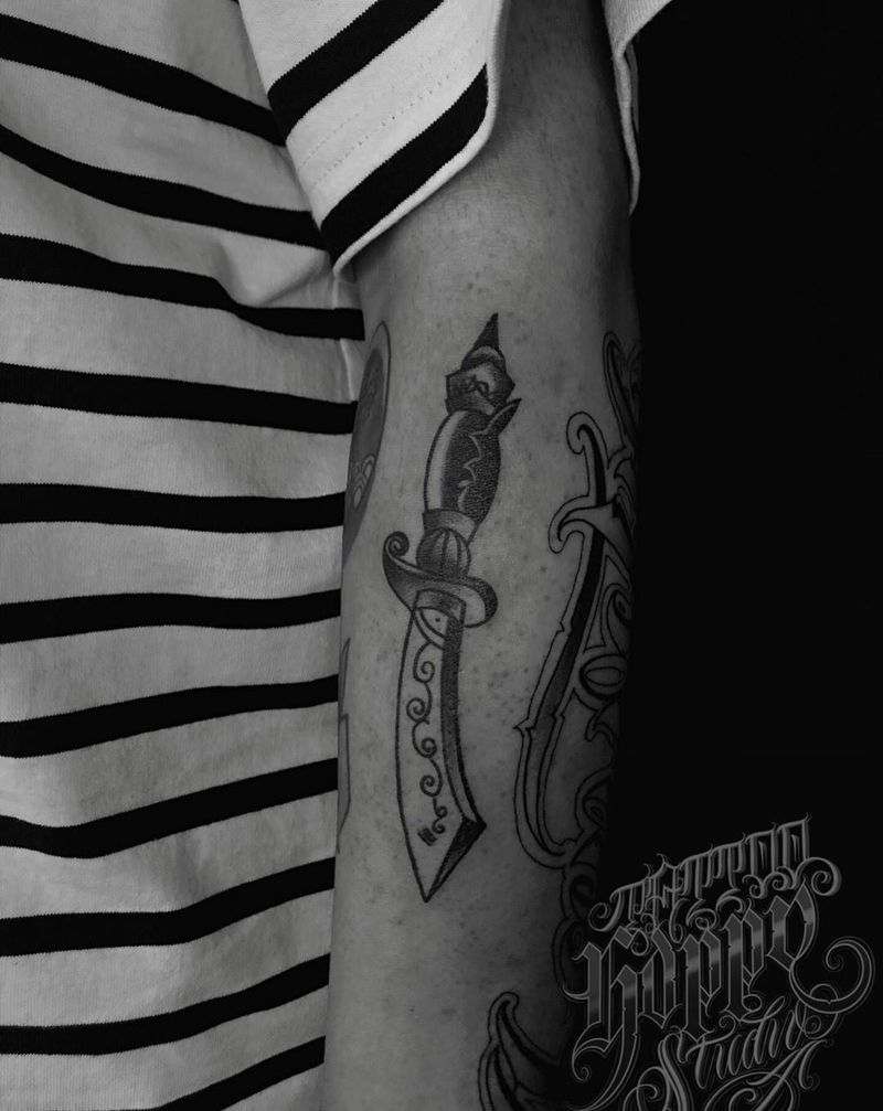 匕首纹身图片_手臂手部Old School纹身图案