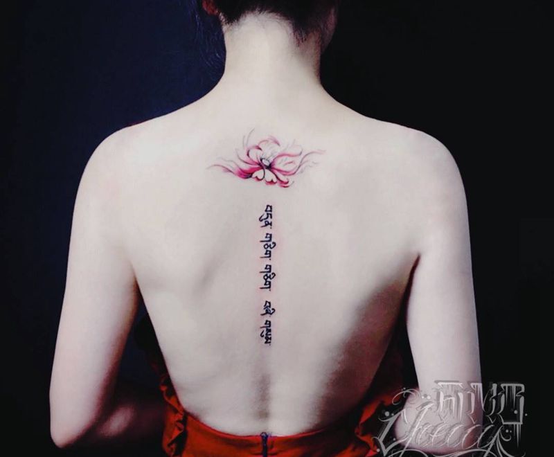 原创花➕藏文纹身图片_背部水彩水墨花纹身图案