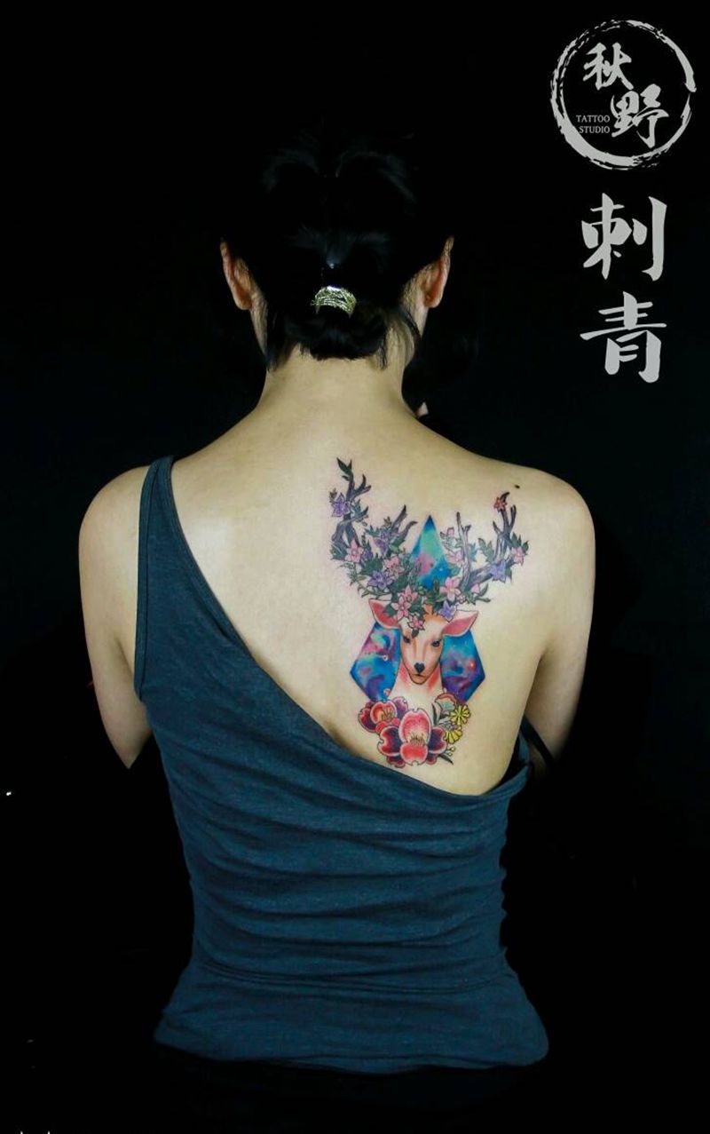 后背鹿纹身图片_背部欧美动物纹身图案