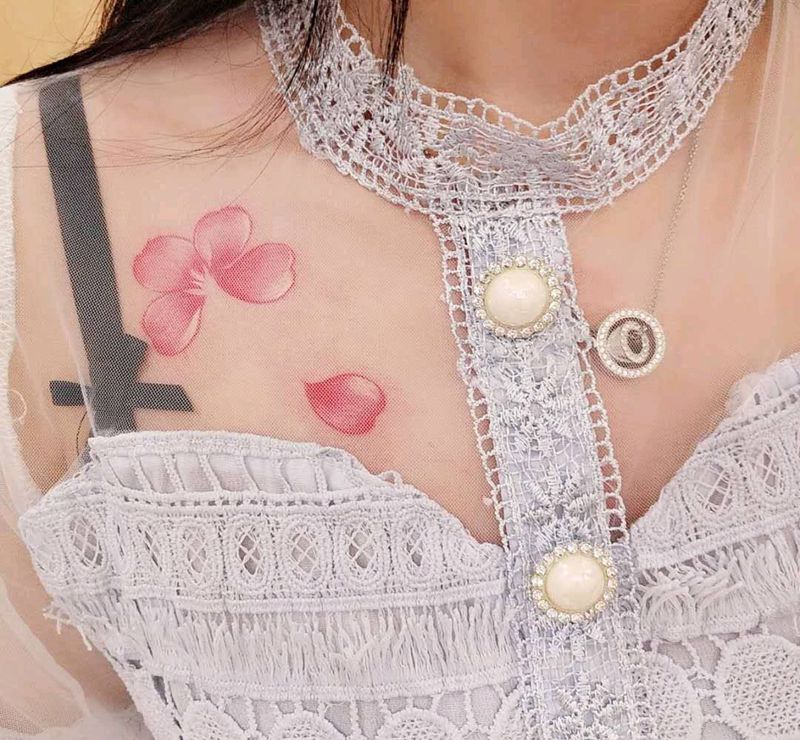 花纹身图片_胸部新传统纹身图案