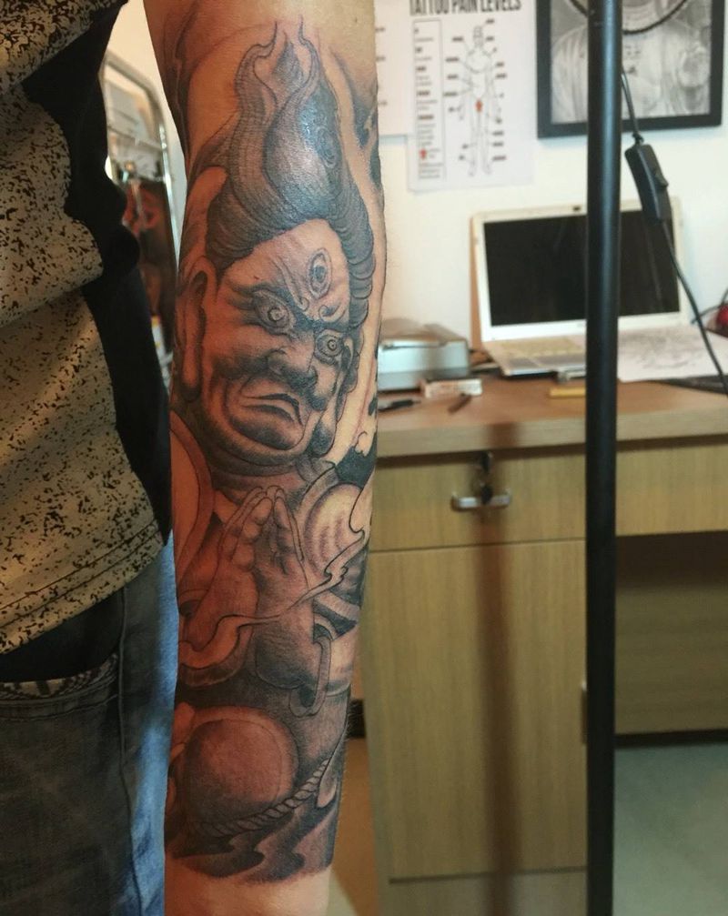 黑灰纹身图片_手臂传统人物刺青成品纹身图案