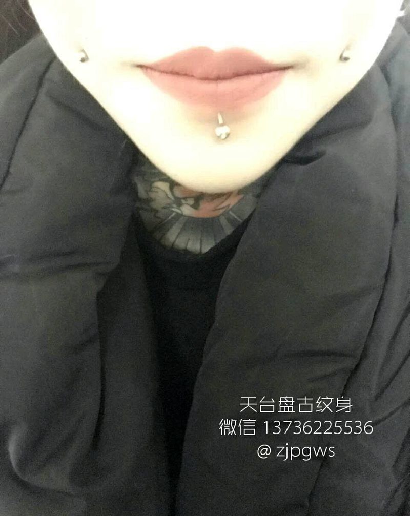 酒窝钉纹身图片_欧美习俗天台盘古成品纹身图案