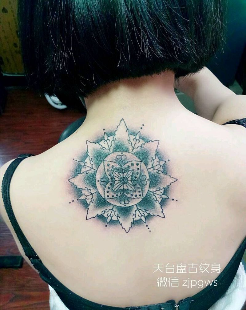 疤痕遮盖纹身图片_颈部背部传统清新几何天台盘古成品纹身图案