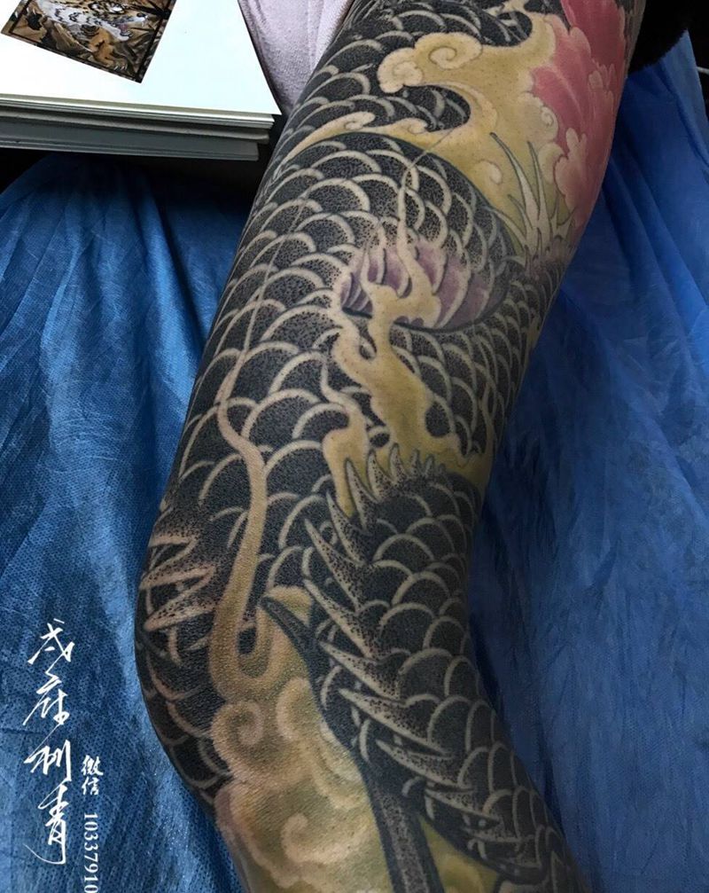 龍纹身图片_腿部脚部新传统龙花腿纹身图案