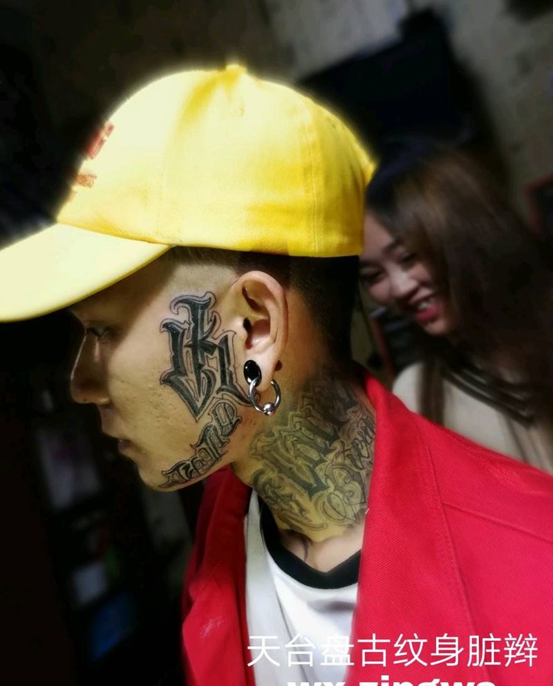 艺术字纹身图片_颈部欧美字符天台盘古盘古脏辫唇钉成品纹身图案