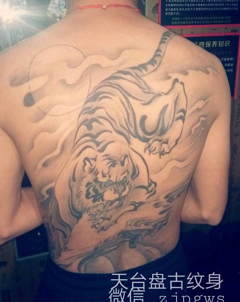虎纹身图片_颈部肩部背部传统动物天台盘古盘古成品纹身图案