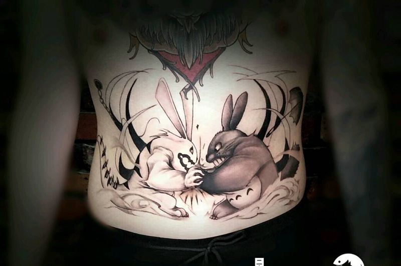 兔子大战龙猫纹身图片_腹部写实动物原创故事成品纹身图案