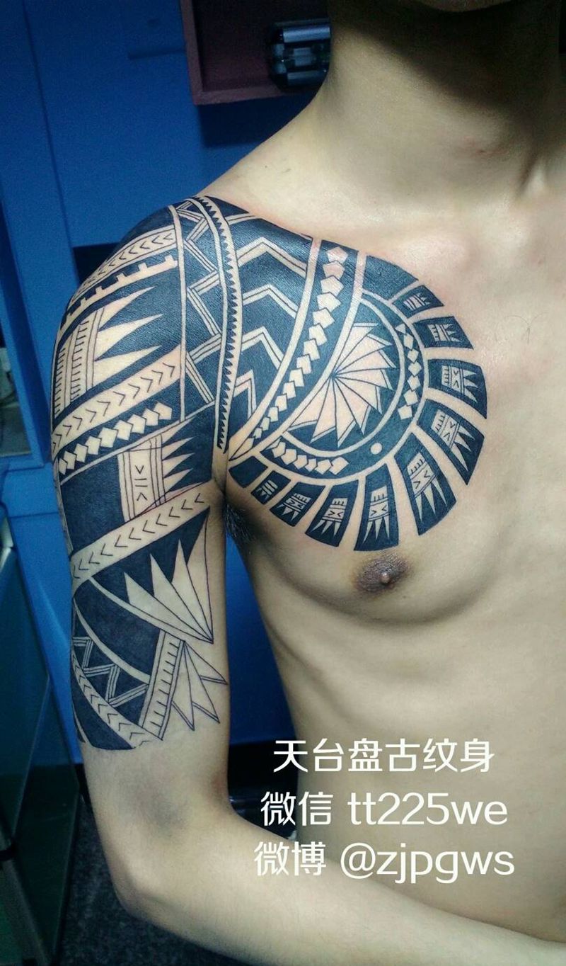 半胛图腾纹身图片_肩部胸部传统图腾成品纹身图案