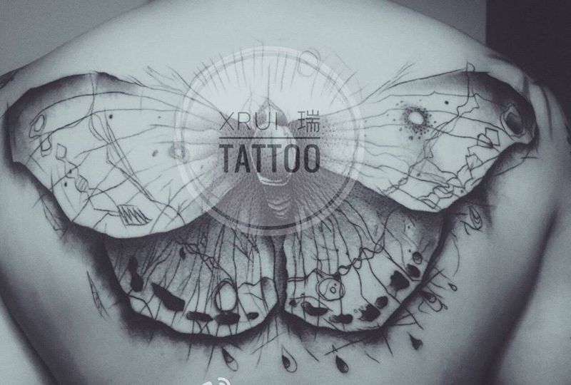 大幺蛾子纹身图片_成品背部肩部欧美清新动物几何纹身图案