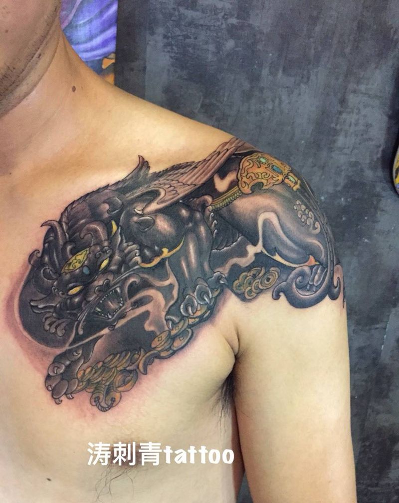 貔貅纹身图片_胸部老传统纹身图案