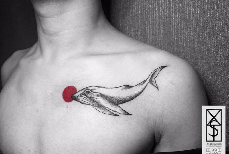 逐阳小鲸鱼纹身图片_成品胸部欧美清新动物点刺纹身图案