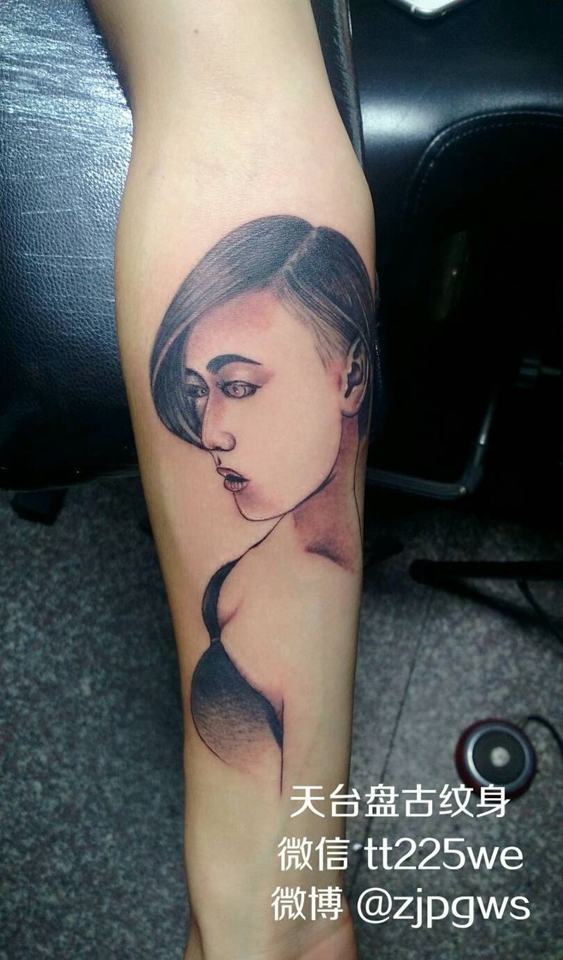 美女一枚纹身图片_手臂手部肖像人物成品纹身图案