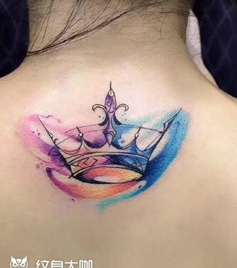 水彩皇冠纹身图片_成品背部清新纹身图案