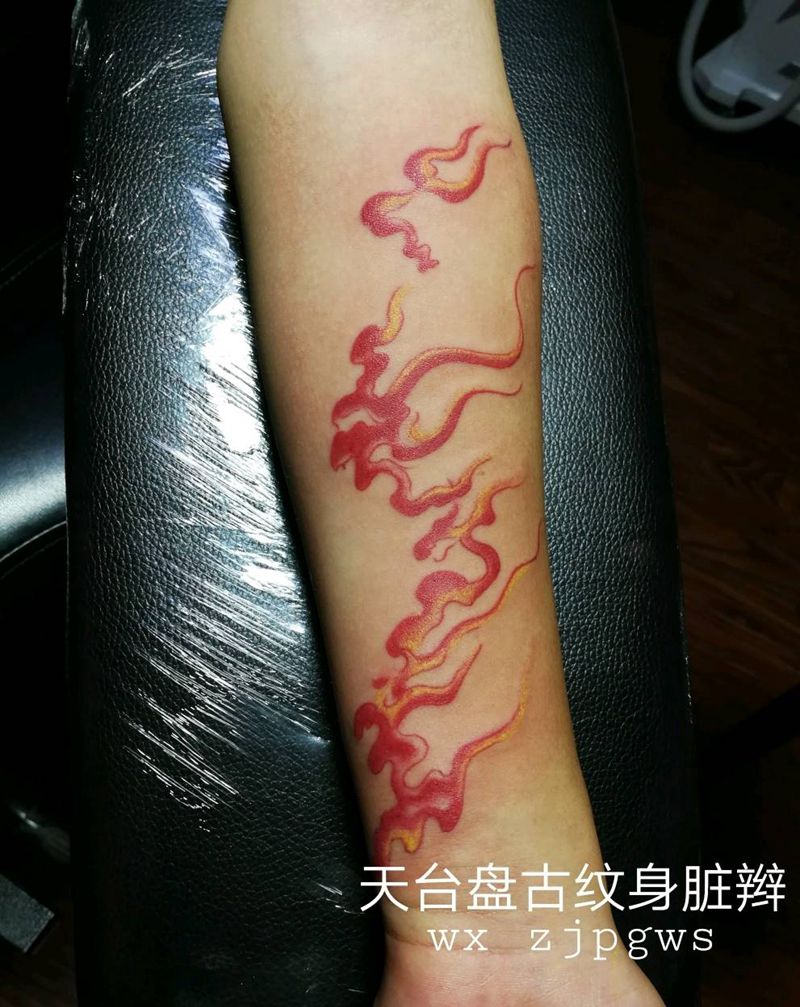 火纹身图片_肩部手臂传统清新天台盘古盘古脏辫唇钉成品纹身图案