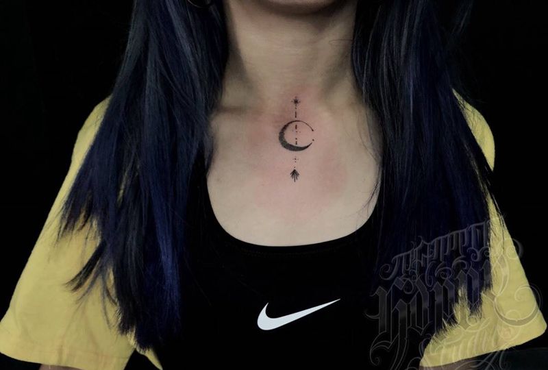 月纹身图片_胸部颈部点刺纹身图案