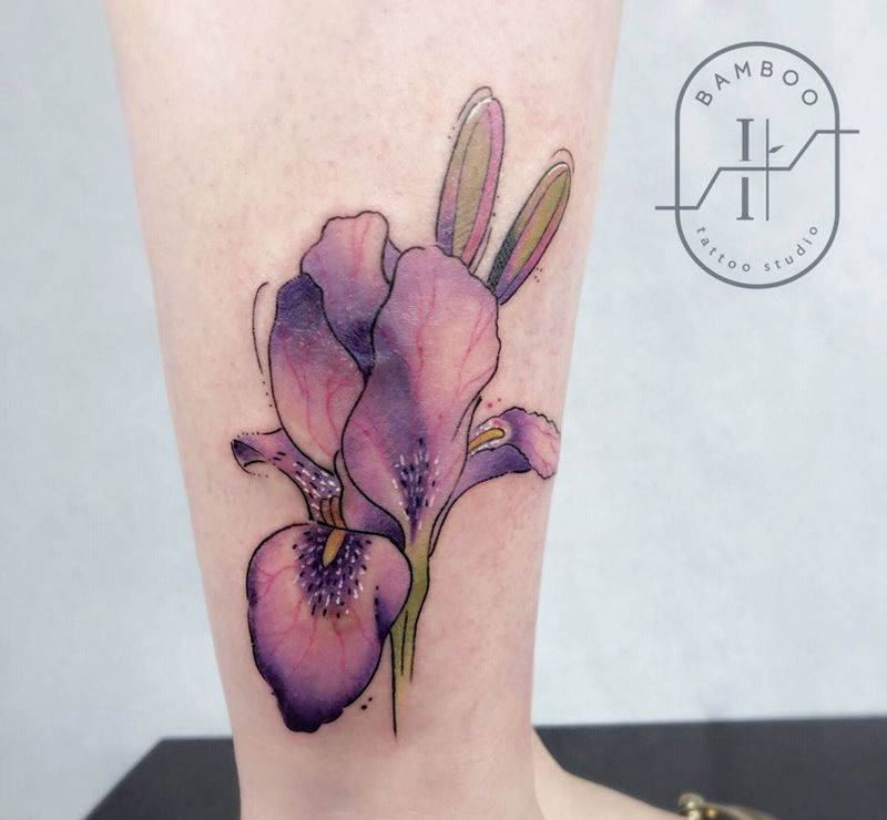 鸢尾花纹身图片_成品腿部脚部写实传统清新欧美国画植物原创纹身图案