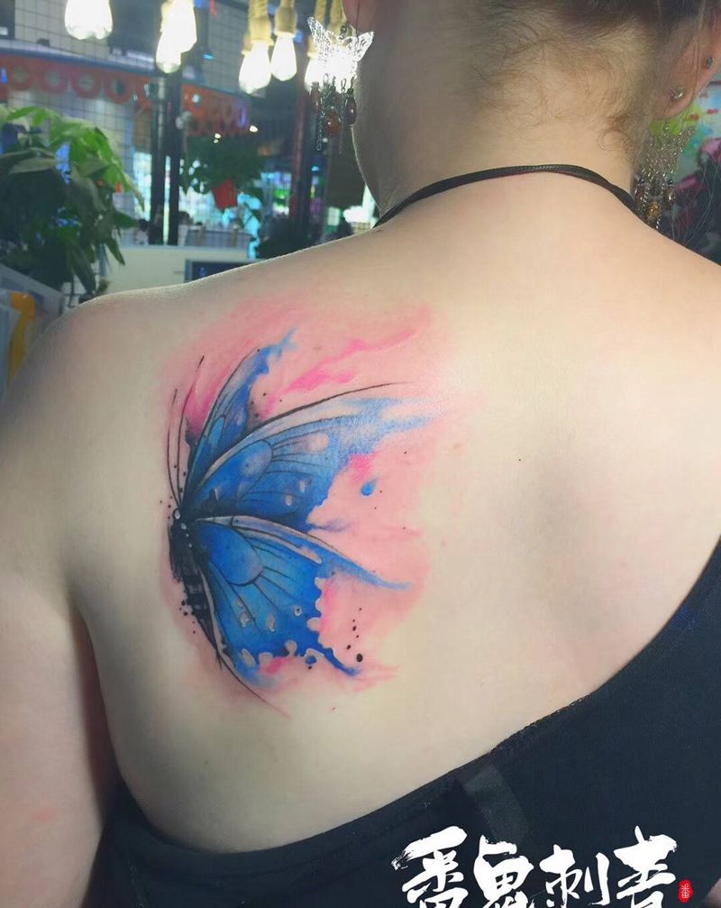 水彩蝴蝶纹身图片_成品背部欧美动物纹身图案