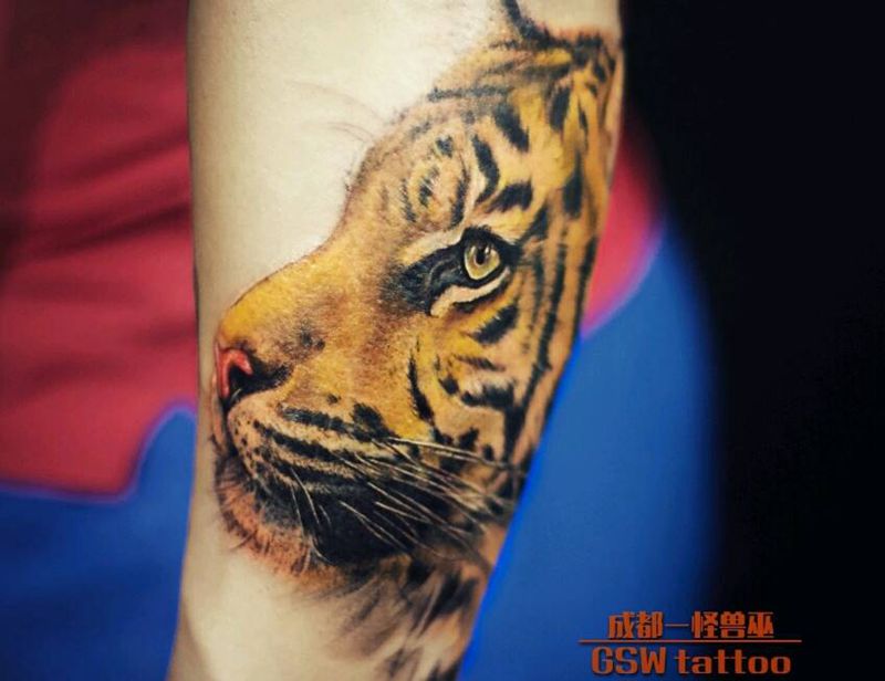 老虎纹身图片_手臂写实动物成品纹身图案