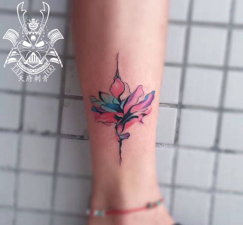 莲花纹身图片_成品腿部欧美植物纹身图案