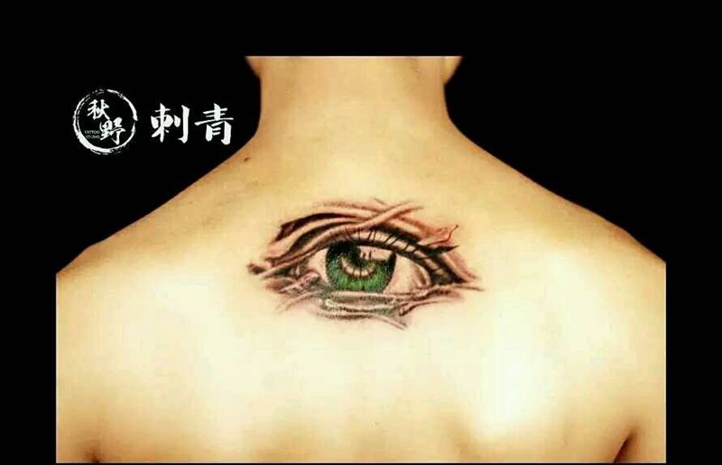 眼纹身图片_背部写实人物成品纹身图案
