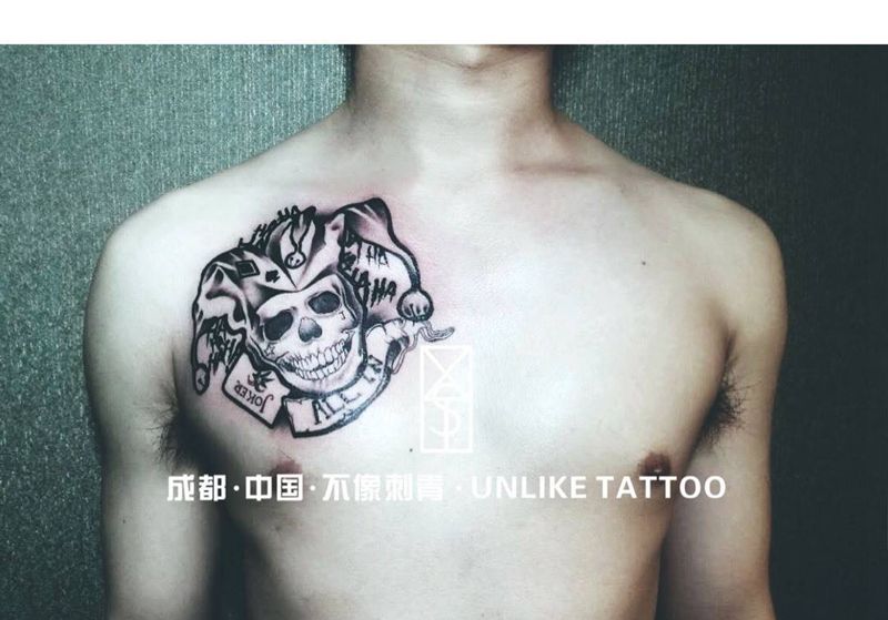 小丑骷髅纹身图片_成品胸部欧美清新纹身图案