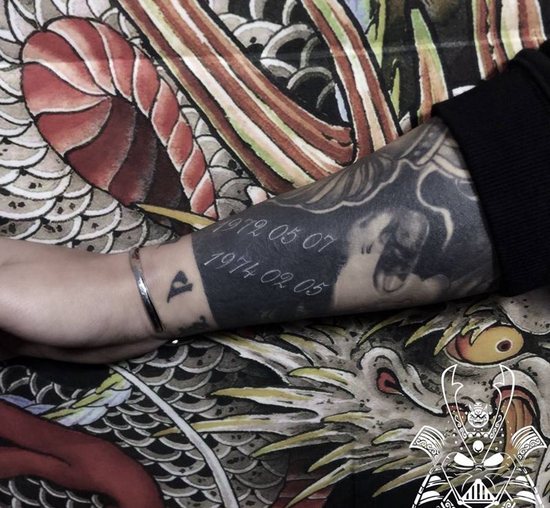 白色字体纹身图片_成品手臂欧美字符纹身图案