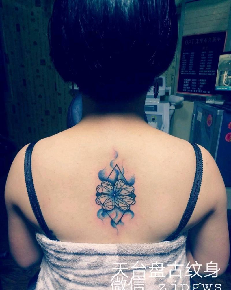 修改作品，原图没拍纹身图片_颈部背部传统几何植物天台盘古盘古成品纹身图案