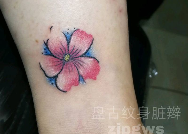 小花纹身图片_脚部传统植物天台盘古盘古脏辫成品纹身图案