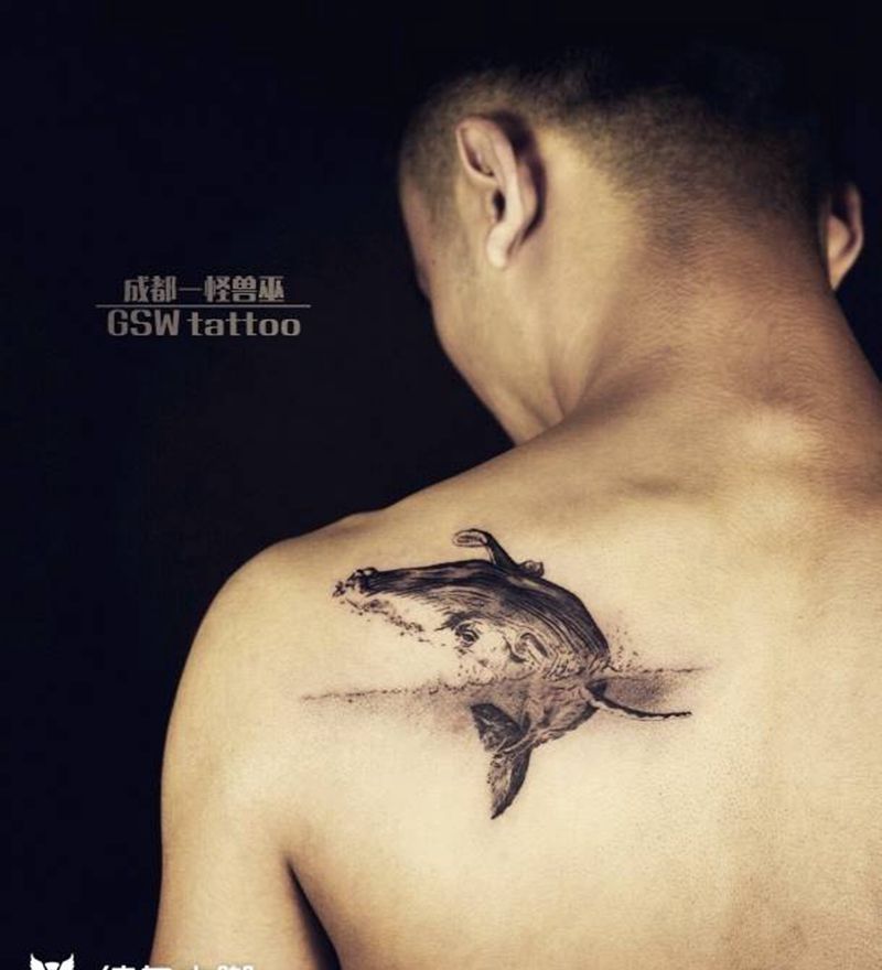 鲸鱼纹身图片_肩部背部写实动物成品纹身图案