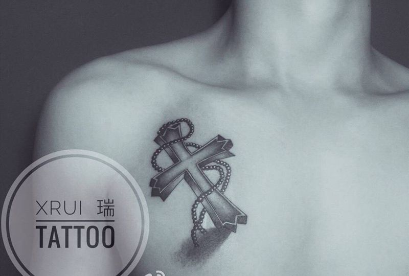 十字架纹身图片_成品胸部欧美清新纹身图案